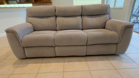 91” W MICROFIBER RECLINING SOFA – EXCELLENT CONDITION - delivery is negotiable