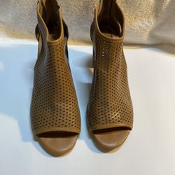 Aerosols Heelrest Women’s Leather sandals Zip Heel Size 8