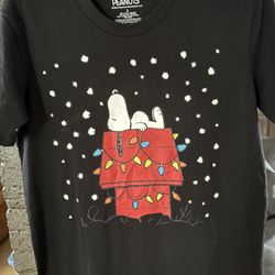 Short Sleeve Peanuts Christmas Morning T-shirt Size Small 