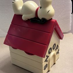 Vintage Rare 1958 Snoopy Doghouse Portable AM Radio Peanuts Determined Productions NOS