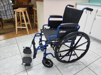 Drive Medical lightweight folding transport wheelchair virtually unused 18 in