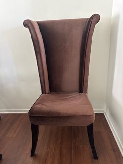 High back velvet chair.. Must pick up