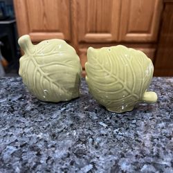 Vintage Ceramic Maple Leaf Green pair of Salt and Pepper Shakers .  Theme Fall Autumn.  Size approximately 3 1/4 inches tall.  Brand new never used.  