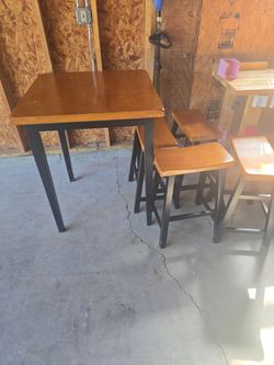 Table with 4 stools