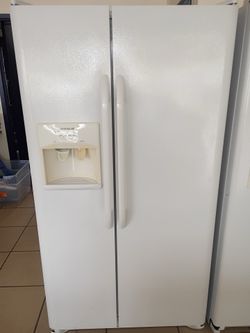 FRIGIDAIRE SIDE BY SIDE FRIDGE WHITE