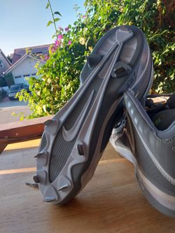 Ken Griffey Jr. Nike Cleats - Size 11.5