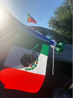 México trumpets Mexico flags for cars