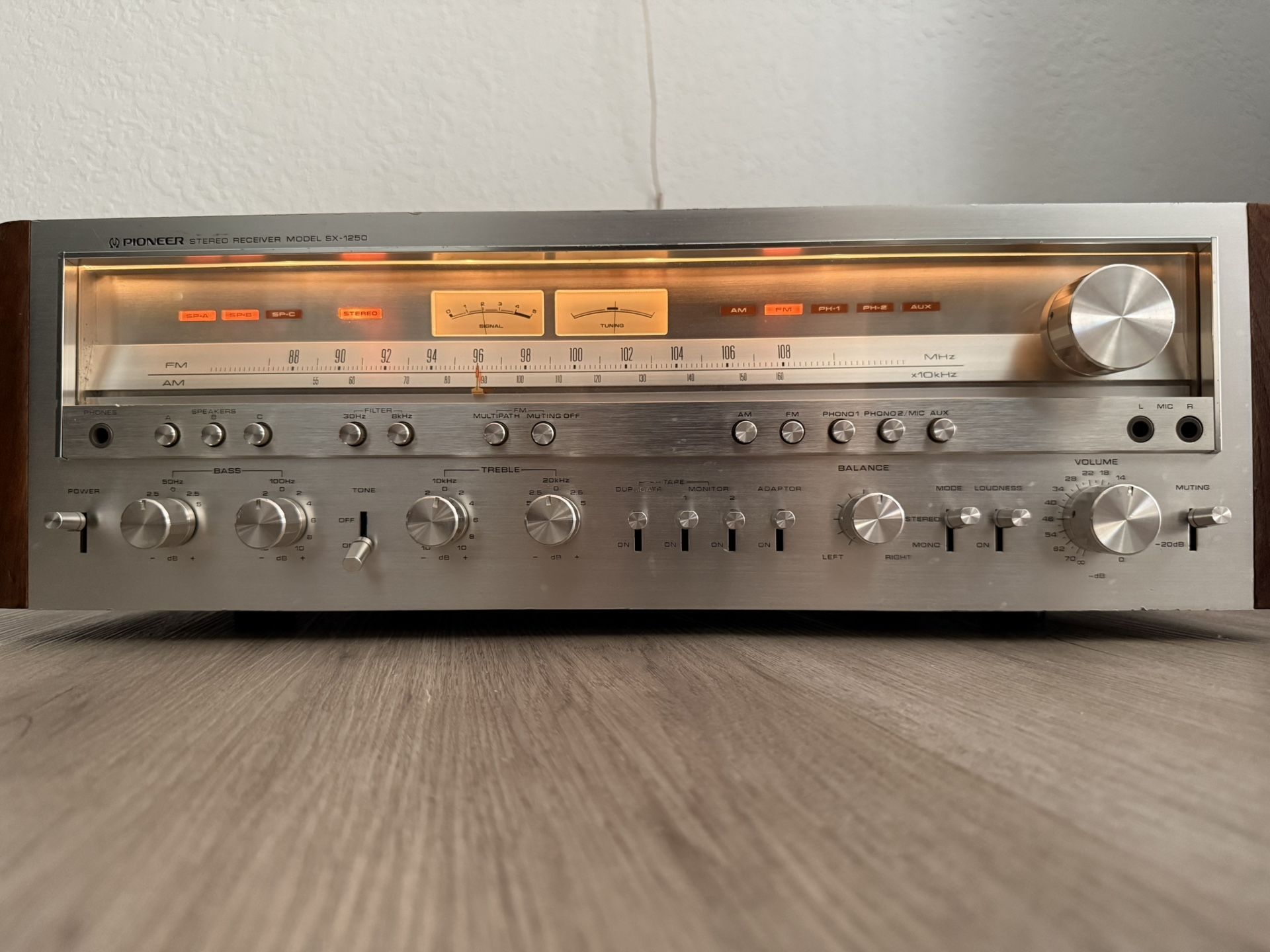 Vintage PIONEER SX-1250 Stereo Receiver 160 Watts/Channel 8 Ohms
