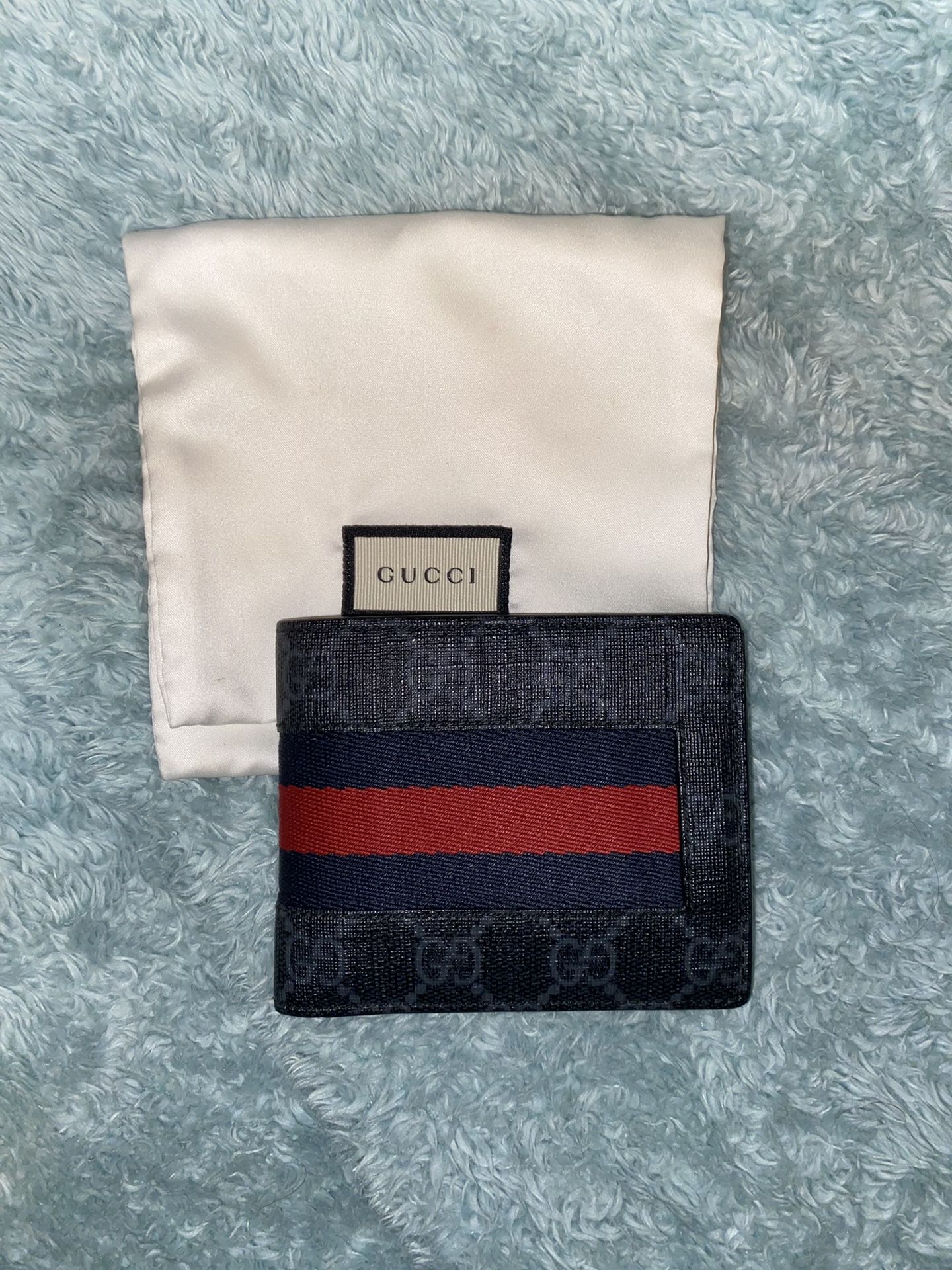 gucci GG supreme bifold wallet