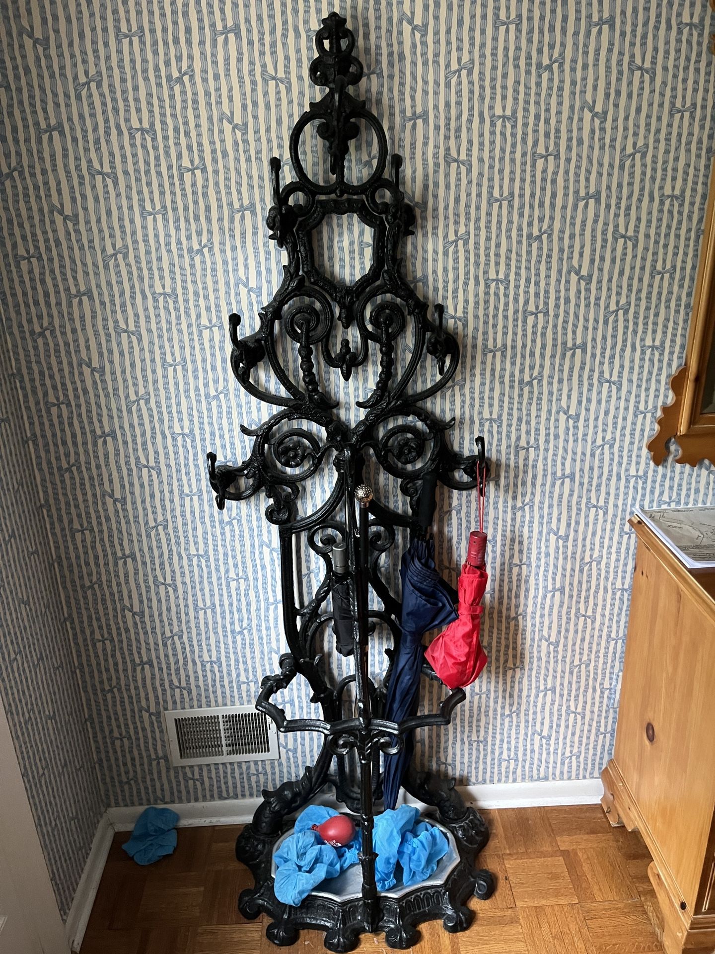 Victorian Cast Iron Hat And Umbrella Stand. Pick Up Only On July 20 Or July 23