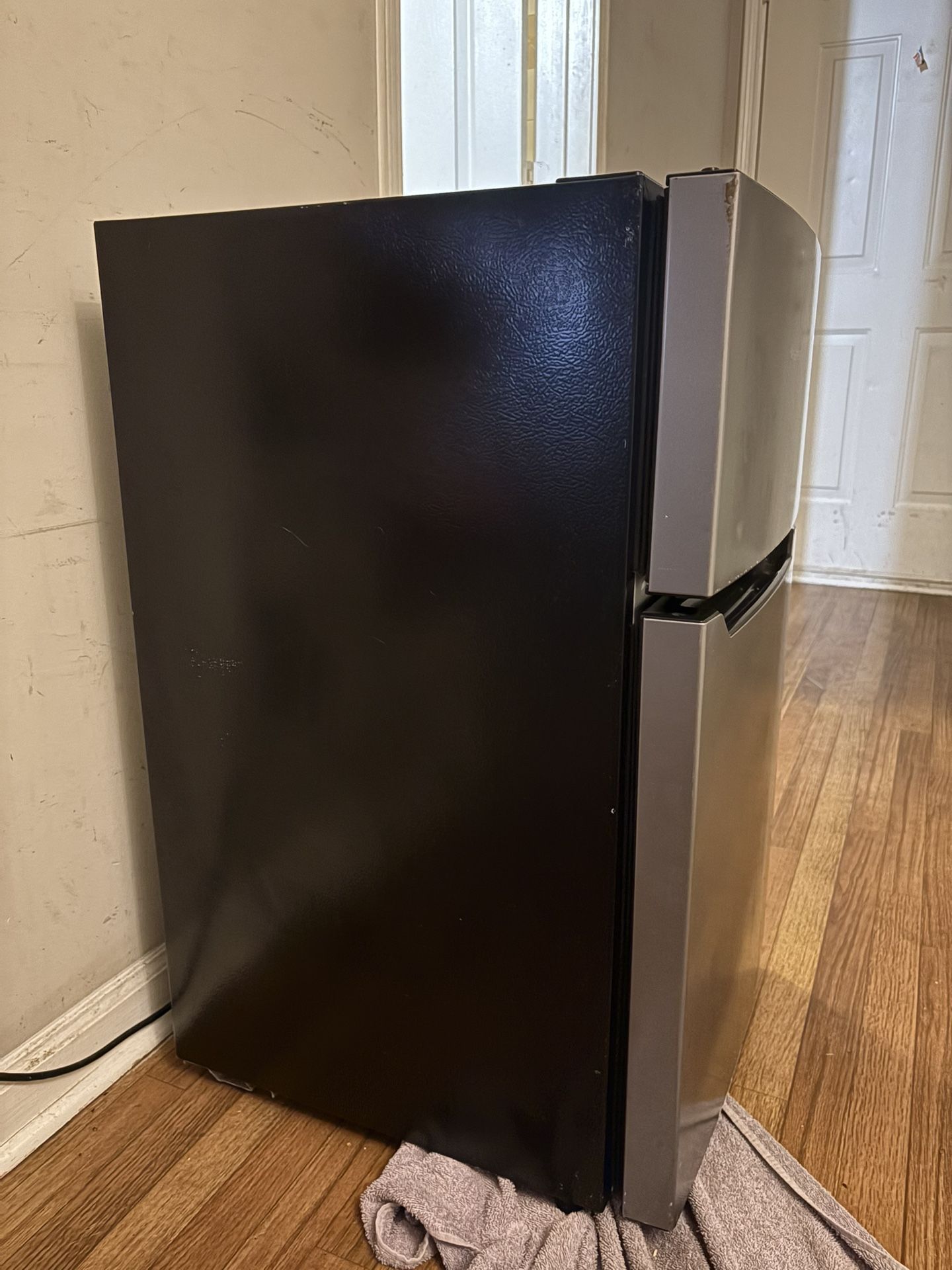 Hisense Mini Fridge W/Freezer