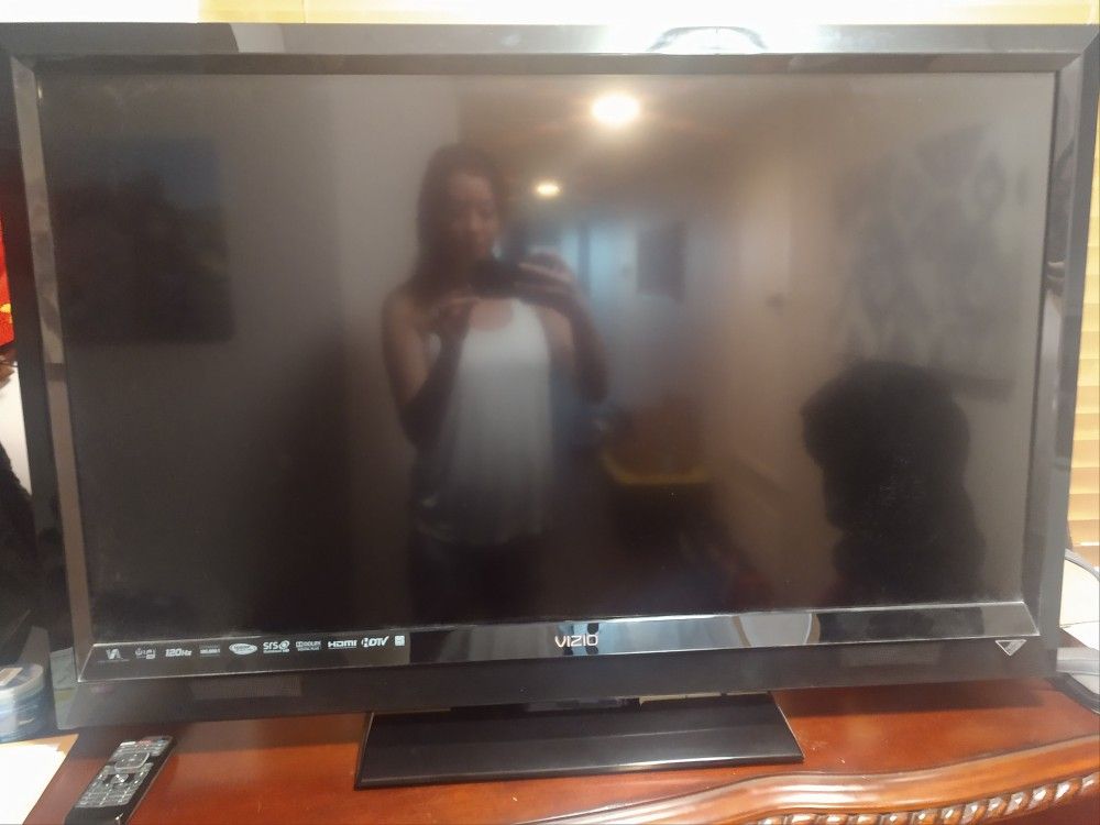 TV - VIZIO 42" LED 1080p 120Hz Smart w/ Remote and HDMI cable