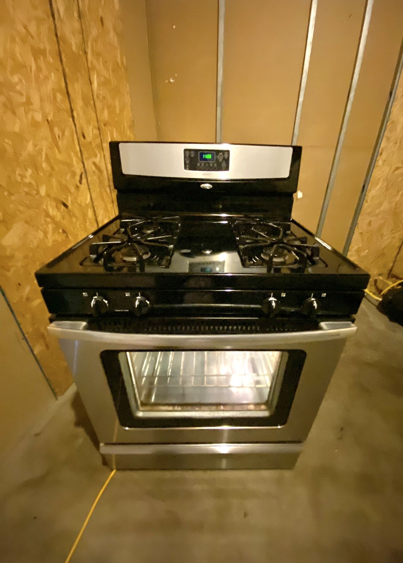 Whirlpool gas stove 4 burners 30”