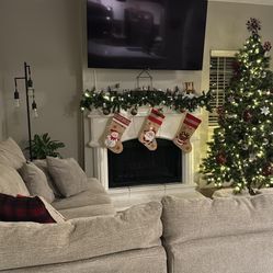 Extra-large sectional sofa with built-in sofa bed. / soca seccional super grande con sofa cama incorporado