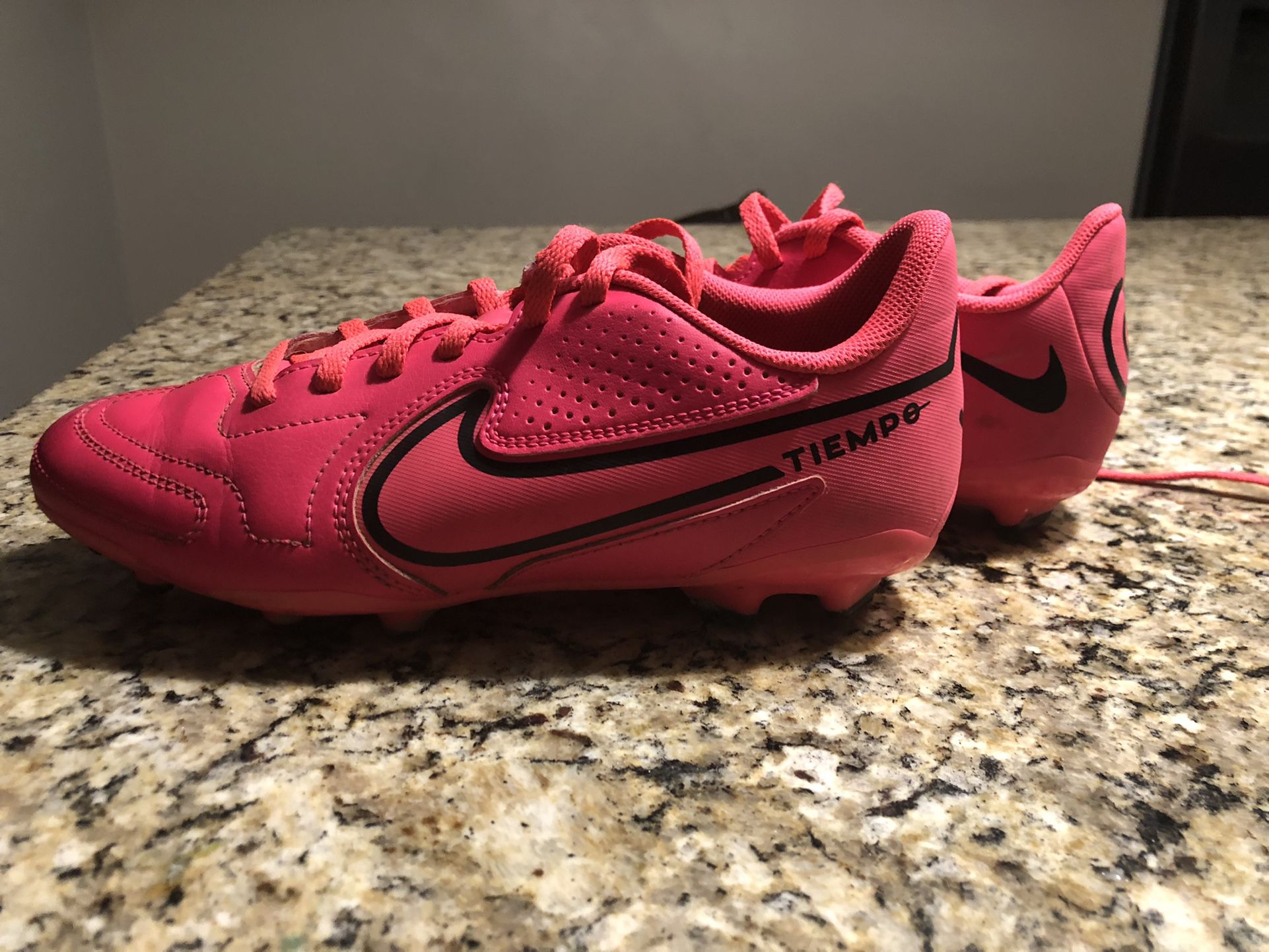 carpintero Comida sana herir Pink Nike Cleats for Sale in Nashua, NH - OfferUp