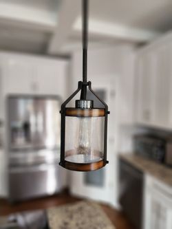2 PENDANT LIGHTS