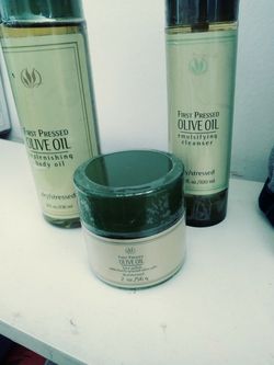 First pressed olive oil. (FACE MOISTURIZER & CLEANSER)