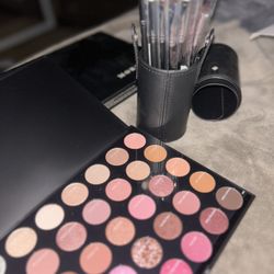 New makeup pallet and brushes 