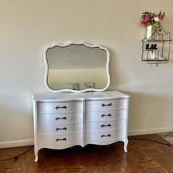 Antiques Dixie Furniture 6 Drawer Dresser with Mirror