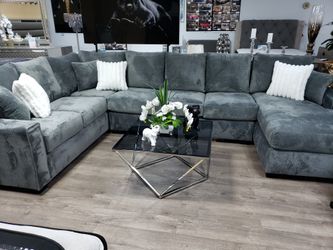 Big Sectional With Chaise 