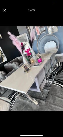 Dining table and 6 chairs like NEW