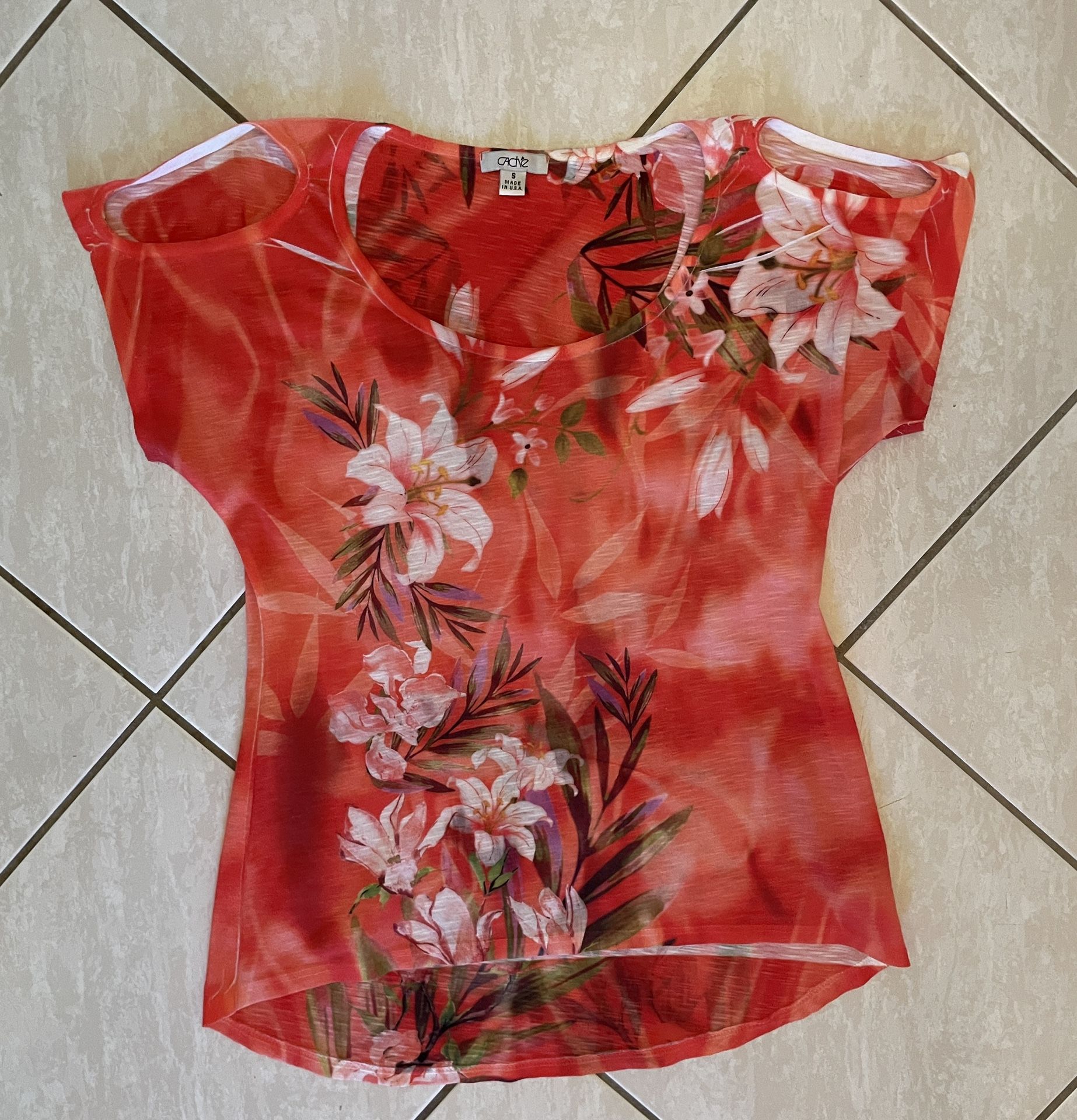 Cache- cold shoulder red/orange floral print high low t shirt-size small