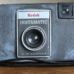 Vintage Kodak Instamatic S-20 Compact Pocket-Size Film Camera Made in USA Gray
