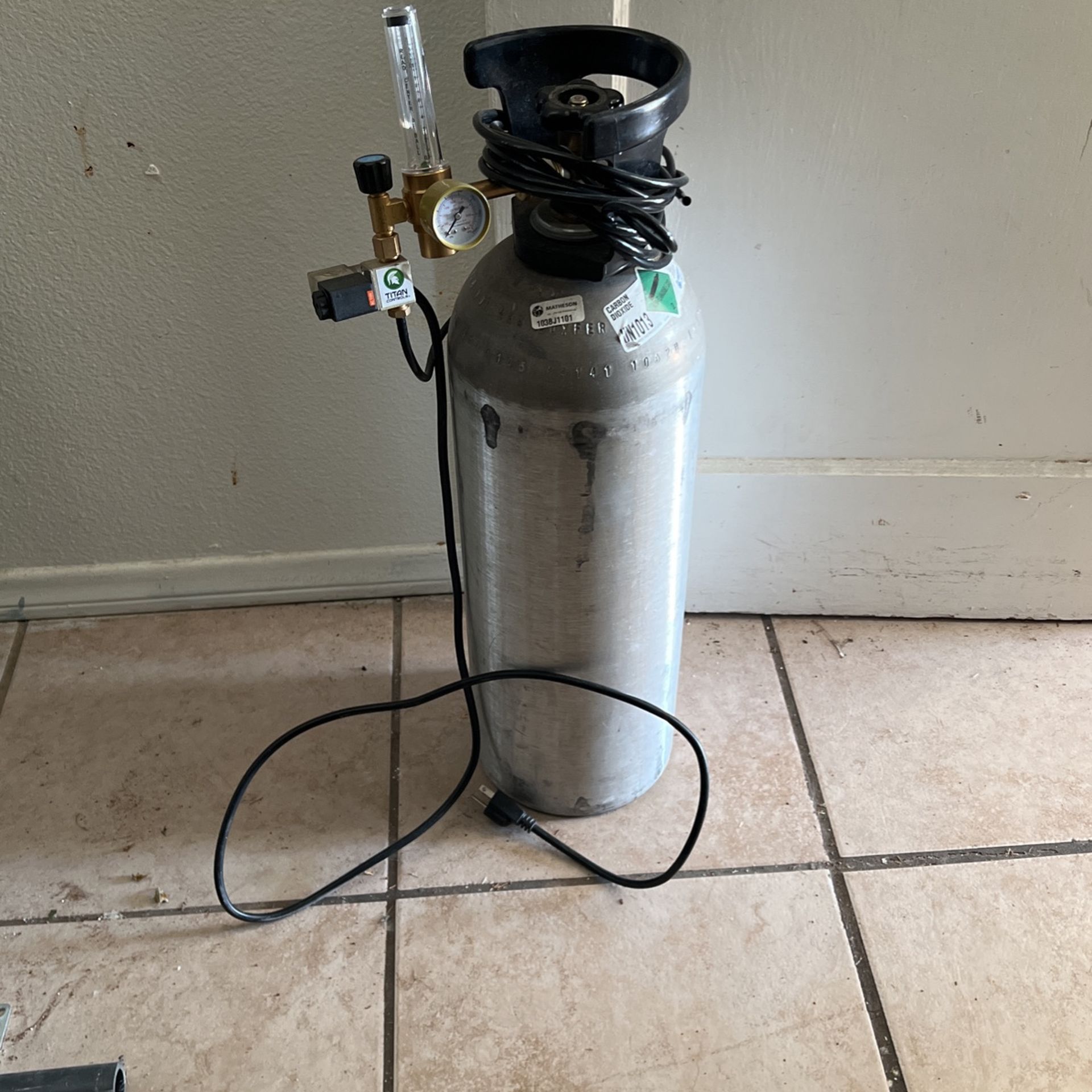 Co2 Carbon Dioxide Tank With Regulator