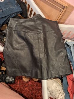 Divided size 2 leather skirt, like new