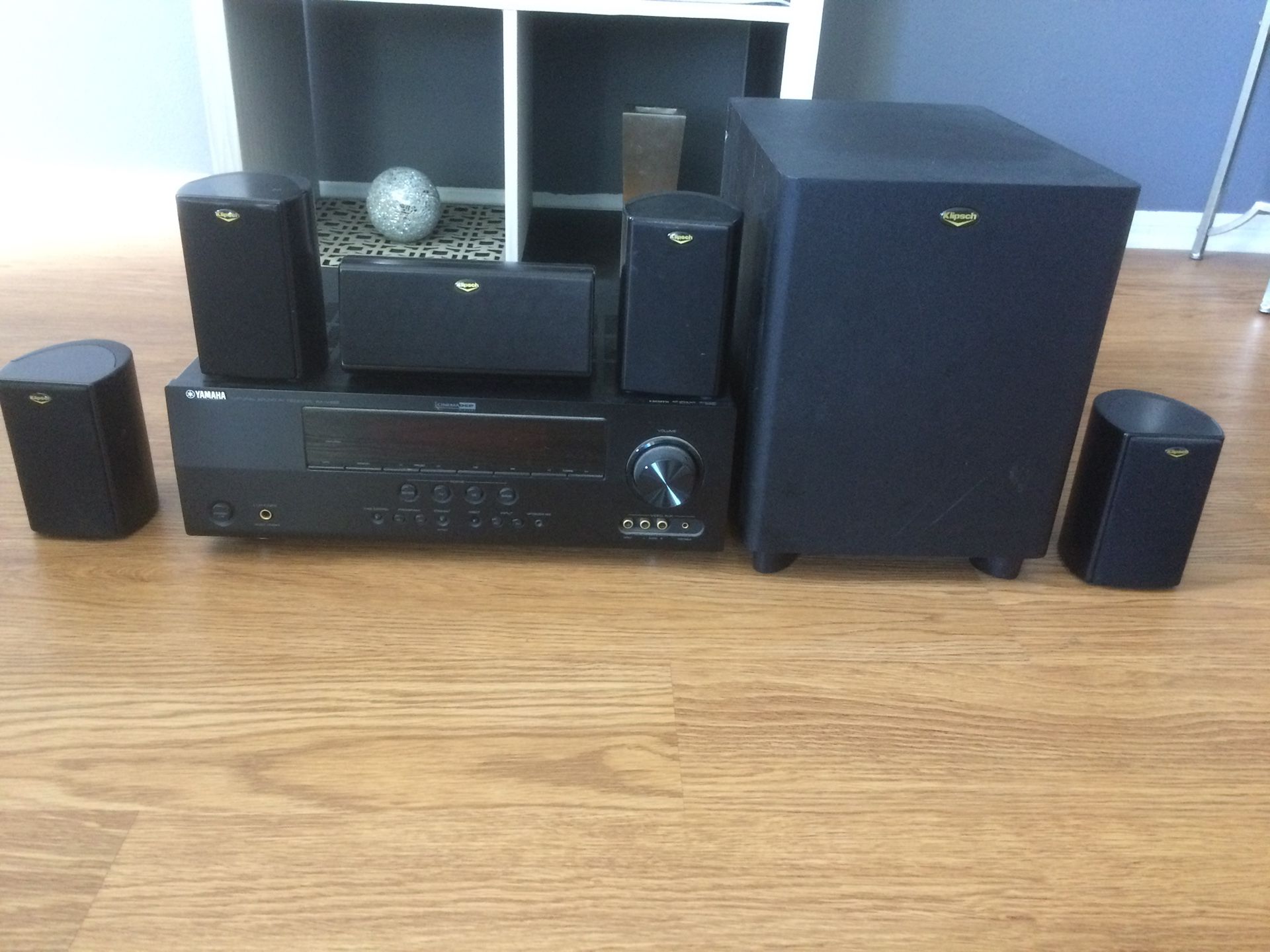 Yamaha surround sound receiver 5.1 DTS w/ speakers