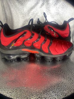 Red and black vapor max slightly worn