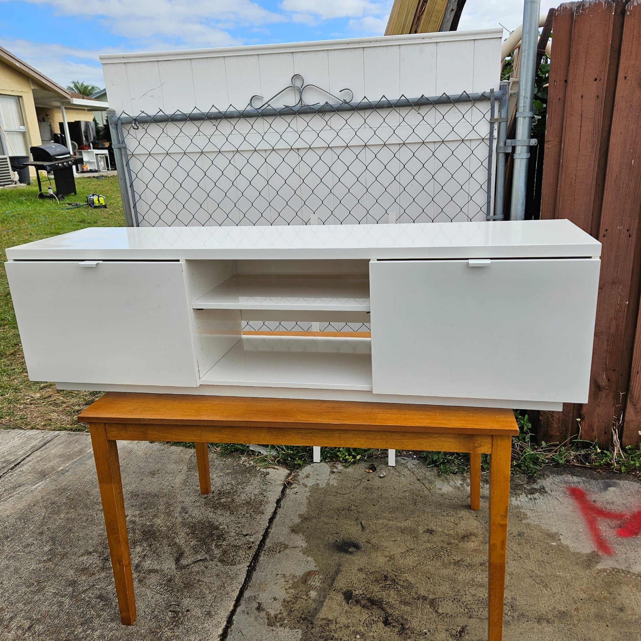 Mesa De TV  Mide 63 de ancho por 15 de altura por 17 de profundidad