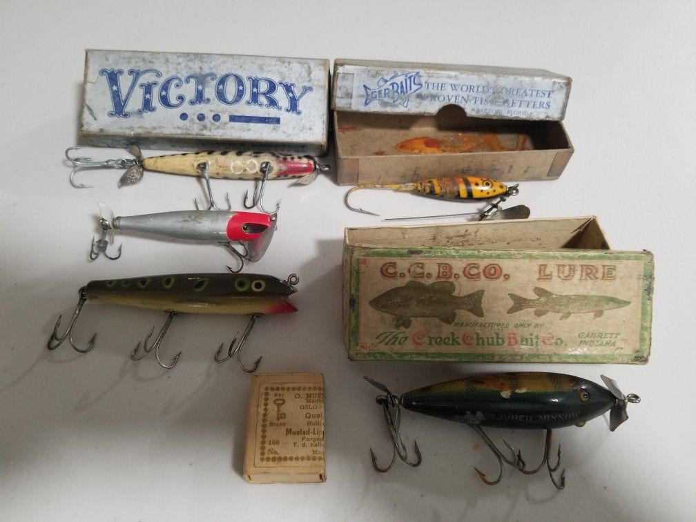 Vintage Fishing Lures Lot Of Six Items.