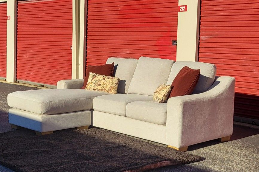 FREE LOCAL DELIVERY 🛻💨
Thomasville Dillard 2Pc Sofa w/Reversible Chaise 