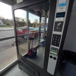 VENDING MACHINE WITH CREDIT CARD READER