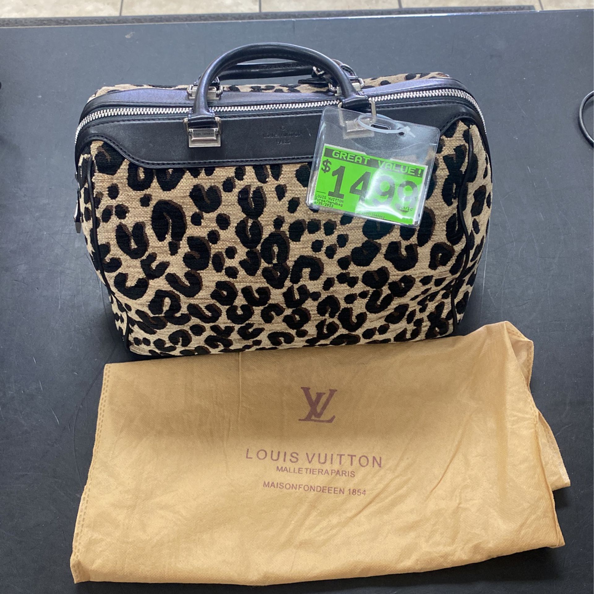 Louis Vuitton Speedy 30 Leopard Print Purse for Sale in Tucson, AZ