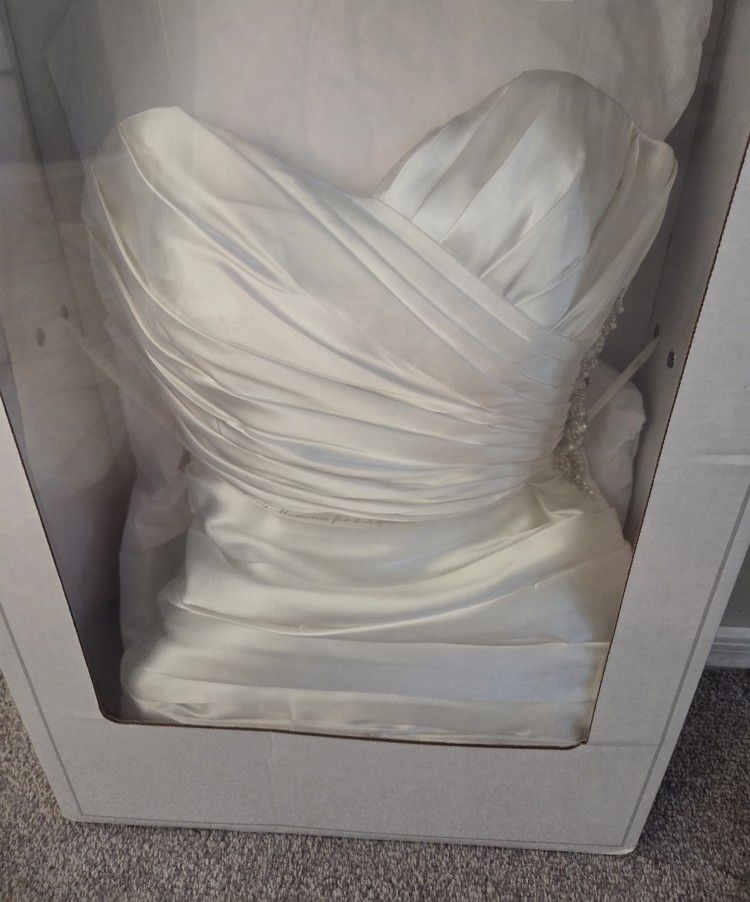 Elegant David’s Bridal Mermaid Wedding Dress – Size 4