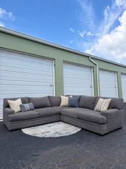 FREE DELIVERY‼️ Cindy Crawford Sectional