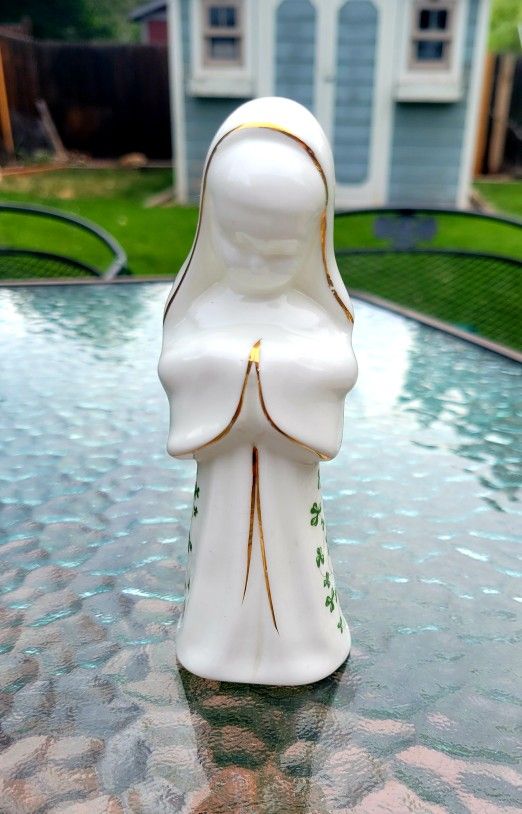 Vintage Royal Tara Galway Irish Fine Bone China Praying Girl-nun


