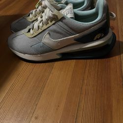 nike size 10 used 40$ 