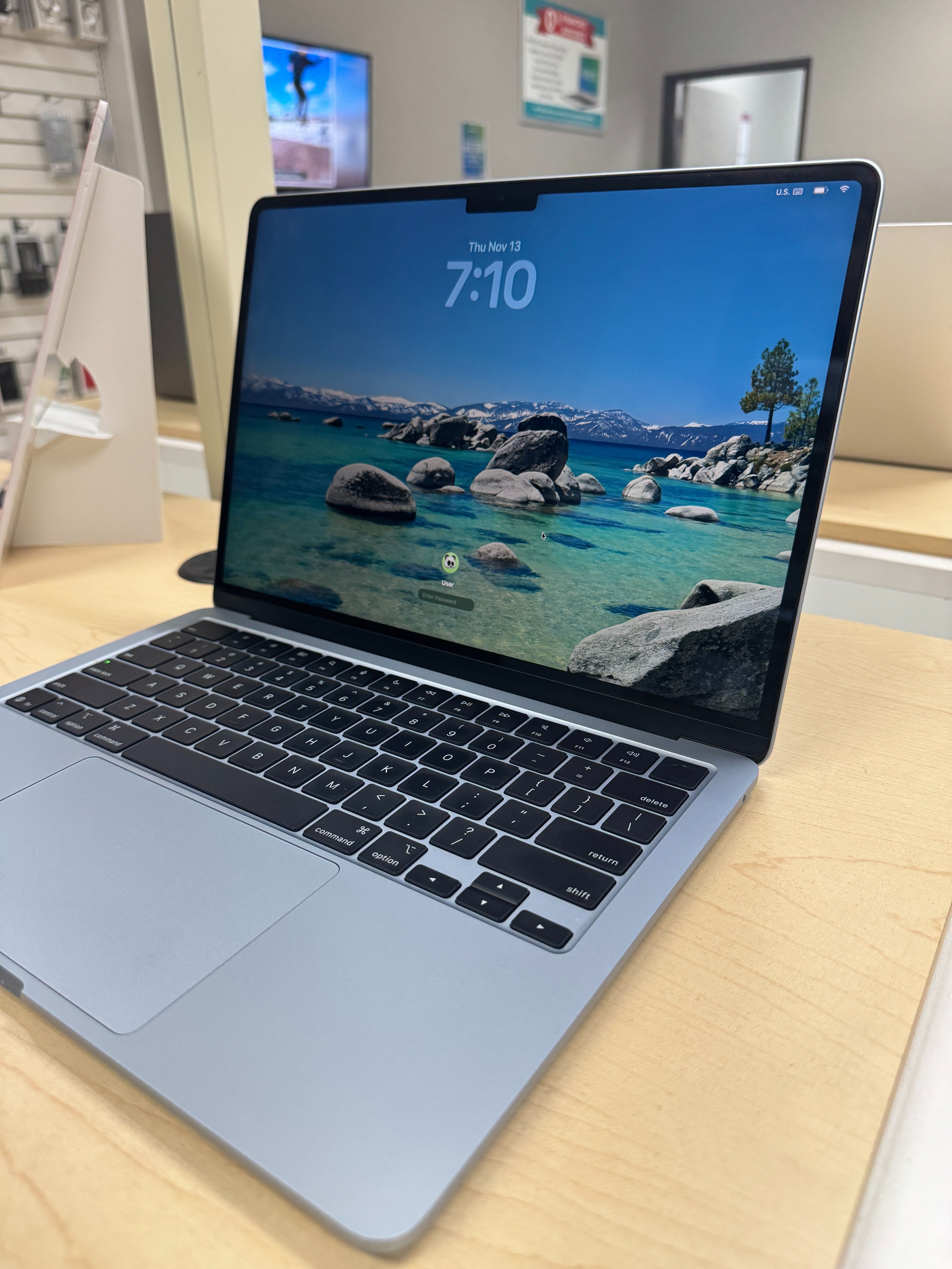 MacBook Air M4 16 GB ram 256 GB SSD 2025 no scratches like brand new sky blue