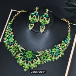 A New Luxurious Set of Water Flower Necklace And Earrings