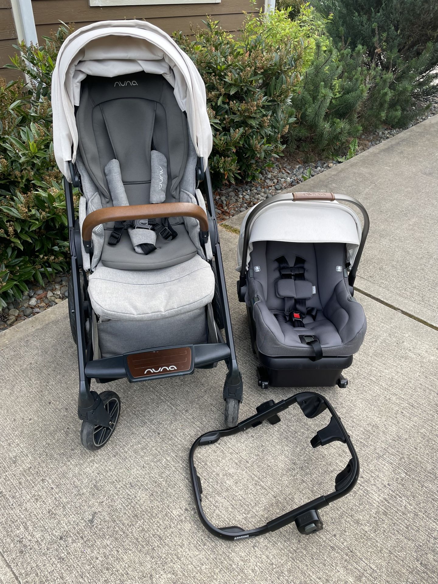 Nuna Stroller and Car seat Color: white