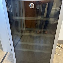 GE WINE & BEVERAGE  Fridge / Center
