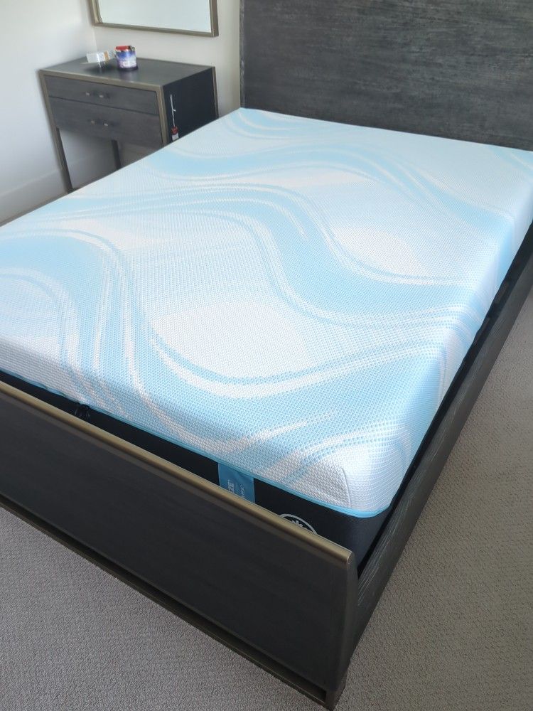 Tempur Pedic Queen Luxe Breeze Soft 2.0 Mattress. Brand New !