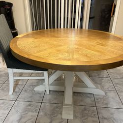 Round Farm House Style Table w/4 Chairs 