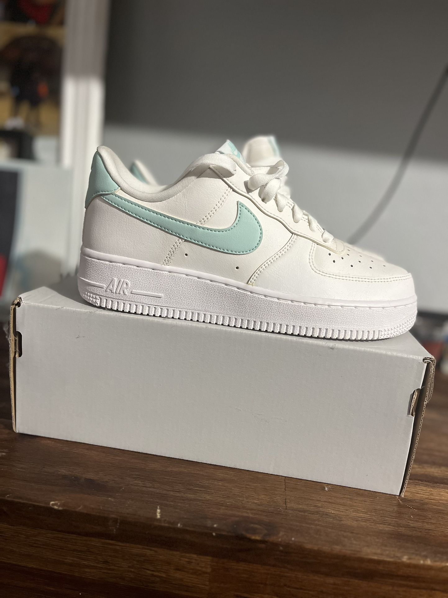 Woman’s Nike Air Force 7.5