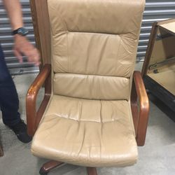 BEIGE LEATHER RECLINING & ROLLING EXECUTIVE OFFICE CHAIR 