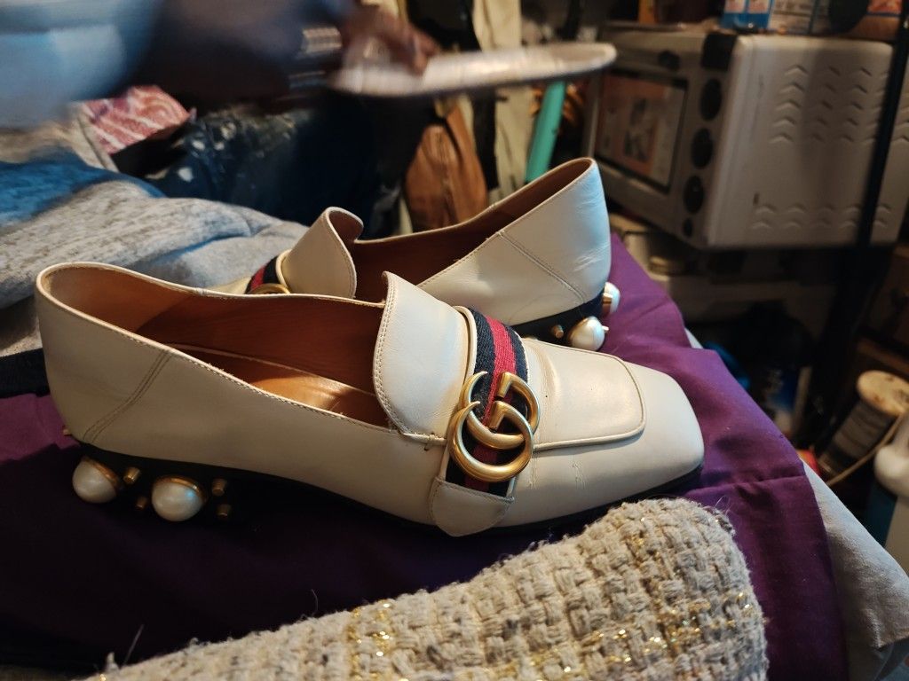 Product Details
These Gucci loafers are crafted from leather and feature a mid-heel, signature horsebit detail, and embellishments.