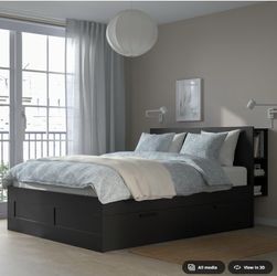1 mes de uso / 1 month of use  Vendo cama de madera con colchón/ Selling a wooden bed with a mattress.